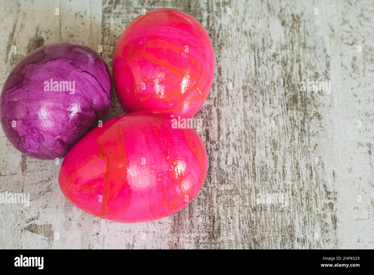tre uova colorate su un piano di lavoro della cucina. Uova precotte vendute non solo a Pasqua, ma durante tutto l'anno. Foto Stock
