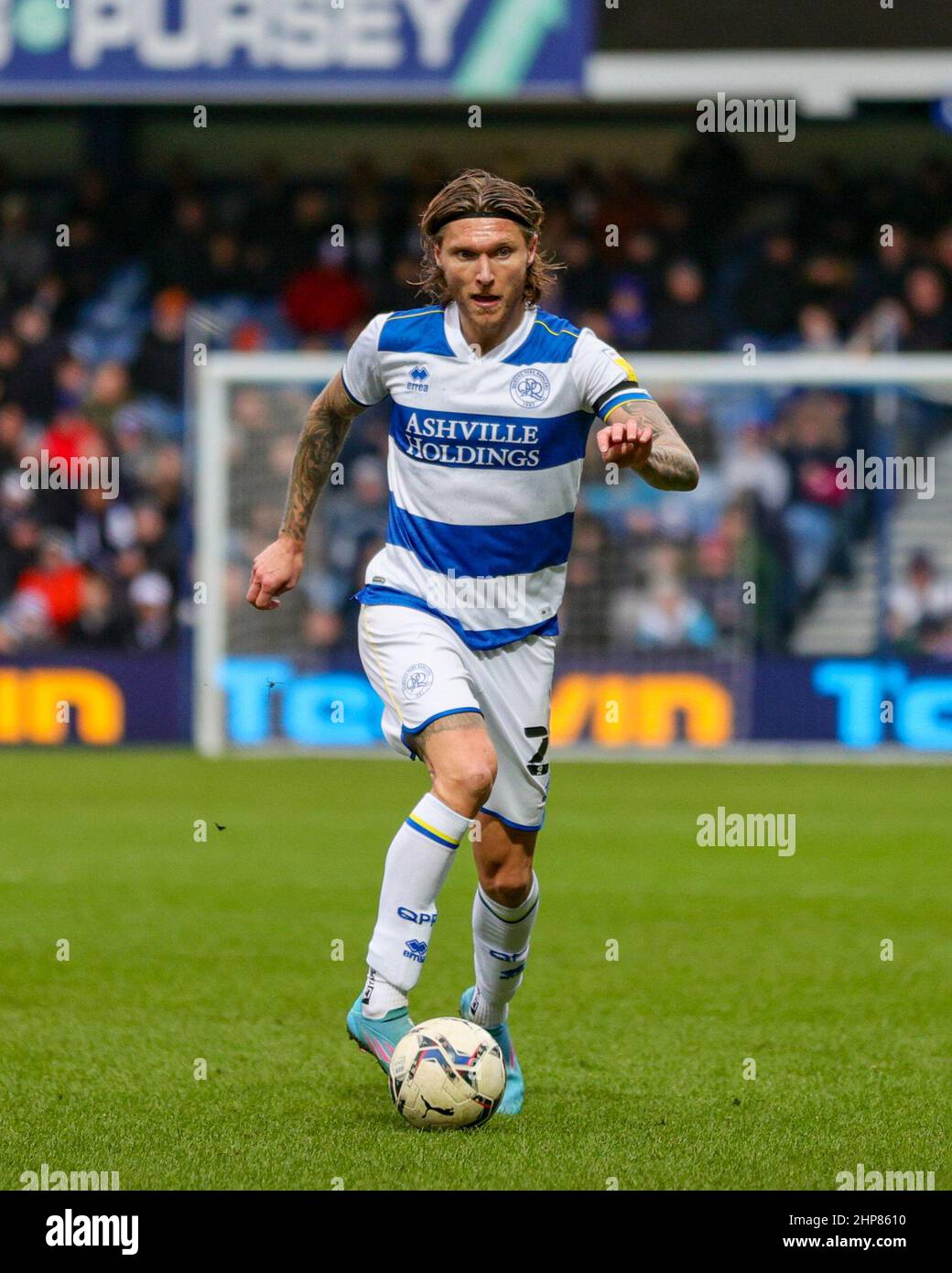 LONDRA, REGNO UNITO. FEBBRAIO 19th Jeff Hendricks del QPR sul pallone durante la partita del campionato di Sky Bet tra i registi del Queens Park e Hull City al Kiyan Prince Foundation Stadium., Londra sabato 19th febbraio 2022. (Credit: Ian Randall | MI News) Credit: MI News & Sport /Alamy Live News Foto Stock