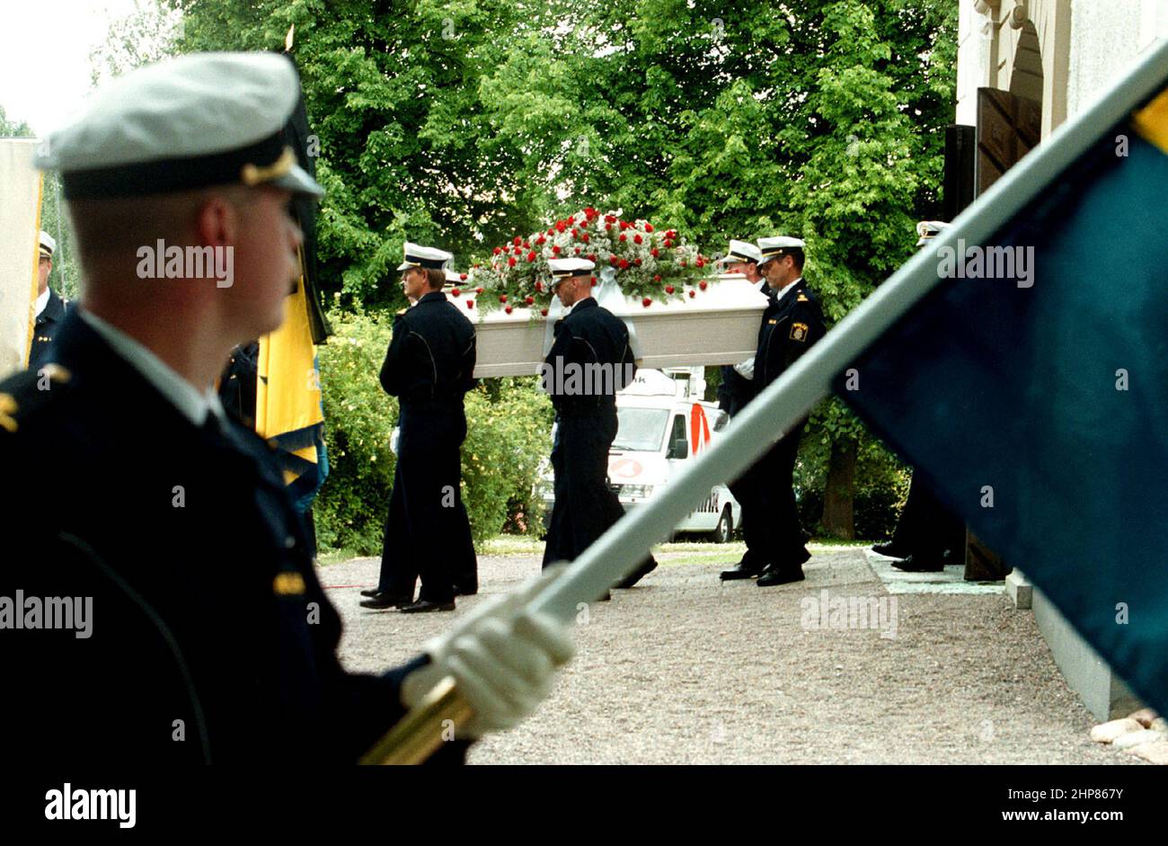 Martedì 15 giugno 1999, gli ufficiali di polizia assassinati Olle Borén e Robert Karlström, che hanno perso la vita nel dramma delle riprese fuori Malexander, furono sepolti. Nella chiesa di Mjölby, fu celebrato un culto commemorativo, poi furono effettuate le bare della chiesa durante una lunga processione. Foto Stock