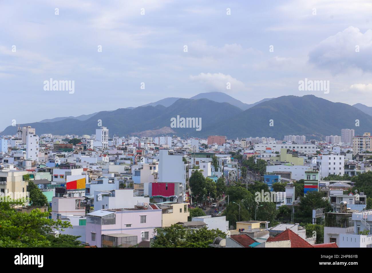 Vista aerea delle case con lo sfondo delle montagne nella baia di Nha Trang, nella provincia di Khanh Hoa Foto Stock