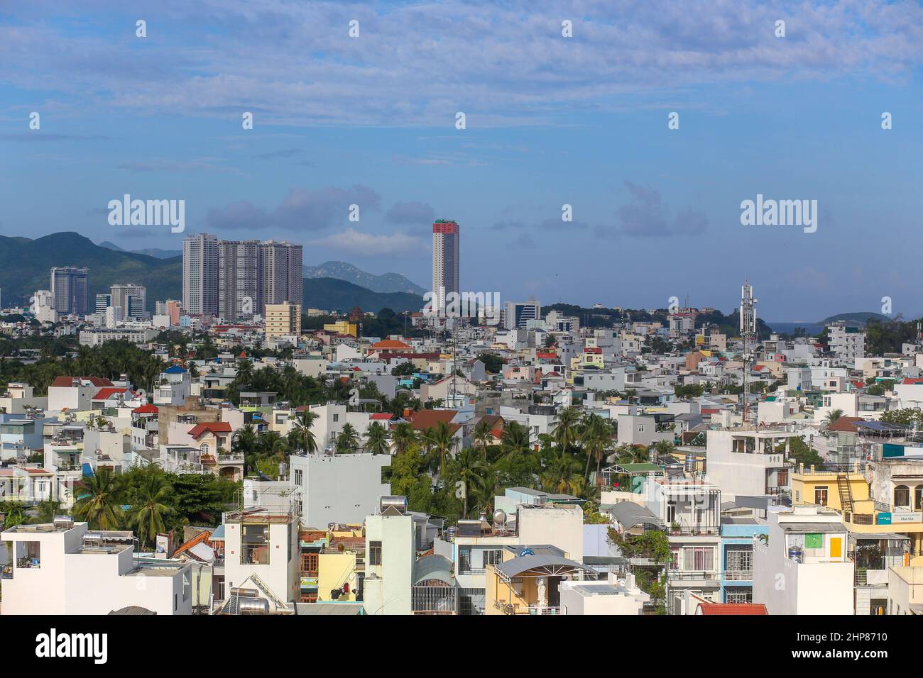 Vista aerea delle case con lo sfondo delle montagne nella baia di Nha Trang, nella provincia di Khanh Hoa Foto Stock