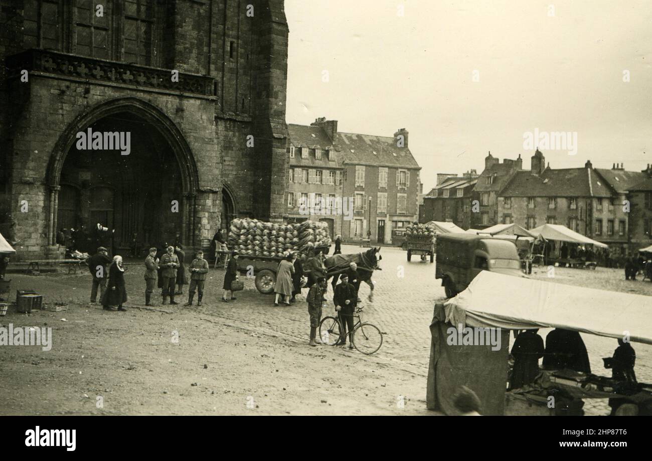 WWII WW2 soldati tedeschi invade la Francia - 1940 dicembre, Saint Pol de Leon, Bretagne, Francia - mercato Foto Stock