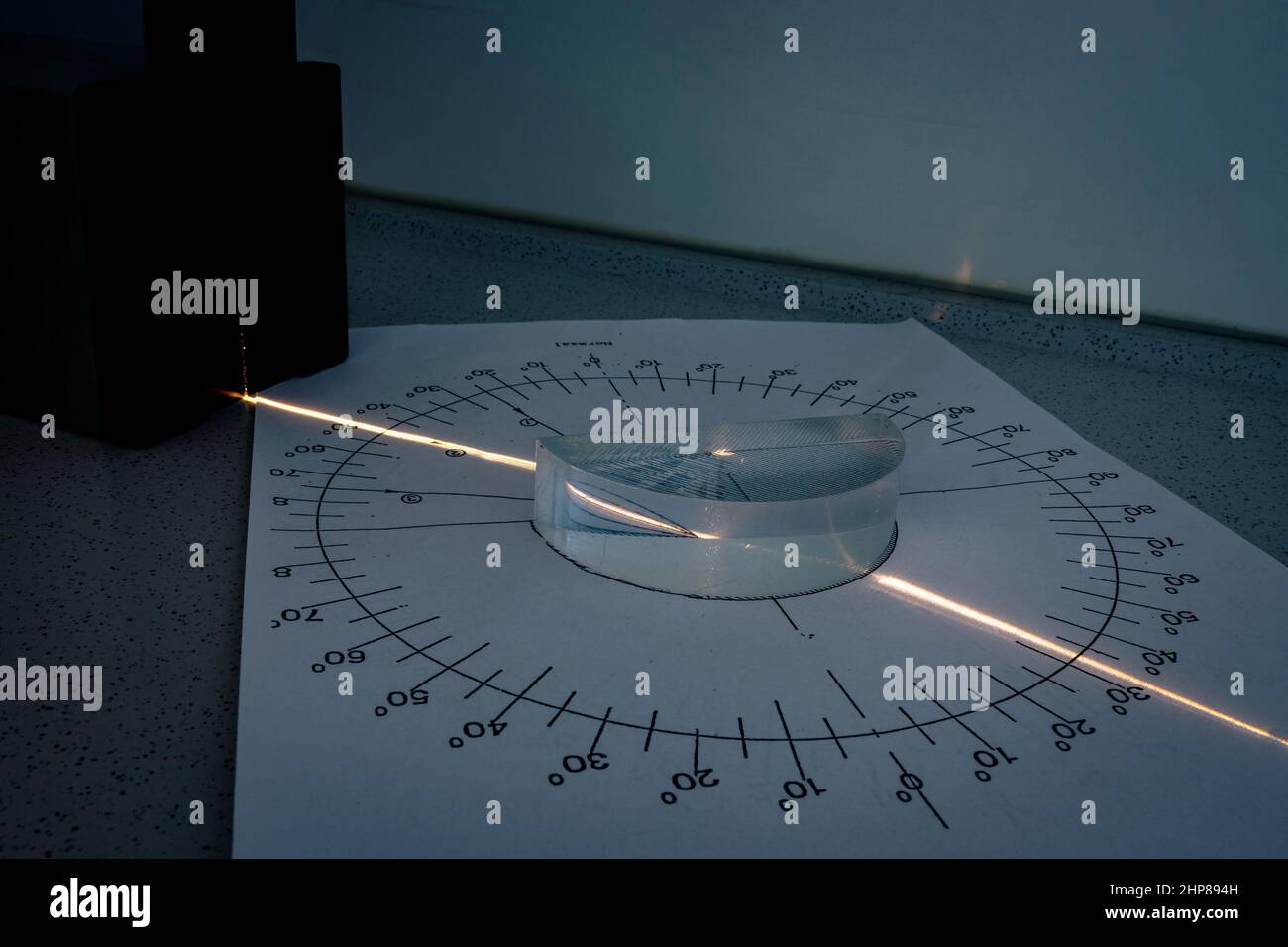 Misurazione della rottura della luce in un pezzo di vetro. Esperimento ottico in classe fisica. Foto Stock