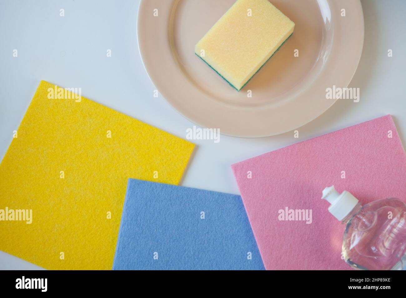 stracci per lavastoviglie e spugne colorate in poliuretano colorato per la pulizia della cucina. Servizio di pulizia Foto Stock
