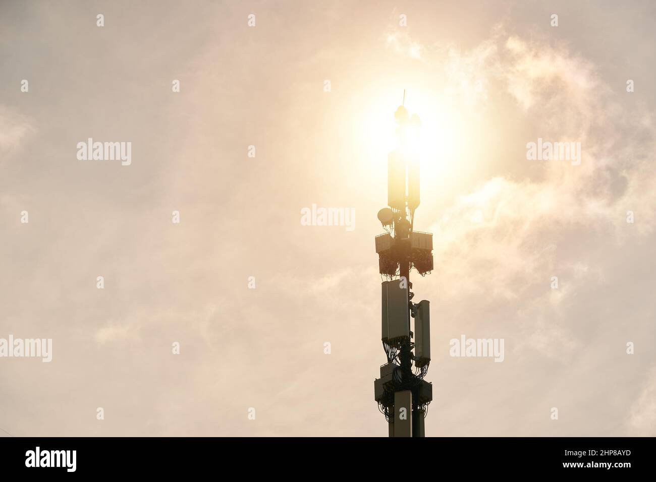 Torre di telecomunicazioni di 5G e 4G cellulari. Foto Stock