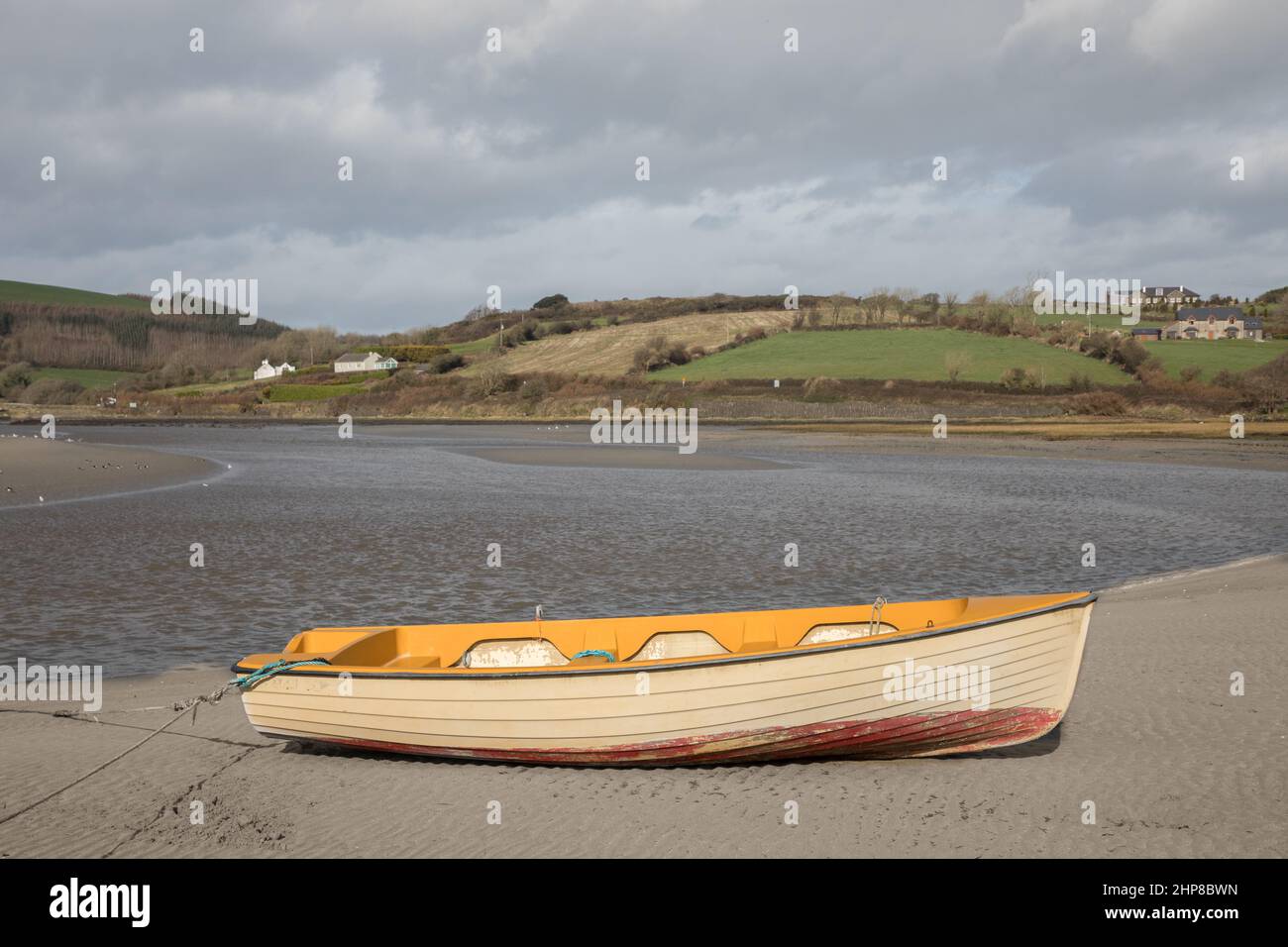 Coolmain, Cork, Irlanda. 19th Febbraio, 2022. Una barca a rwing legata sulla spiaggia a bassa marea a Coolmain, Co. Cork, Irlanda. - Credit; David Creedon / Alamy Live News Foto Stock
