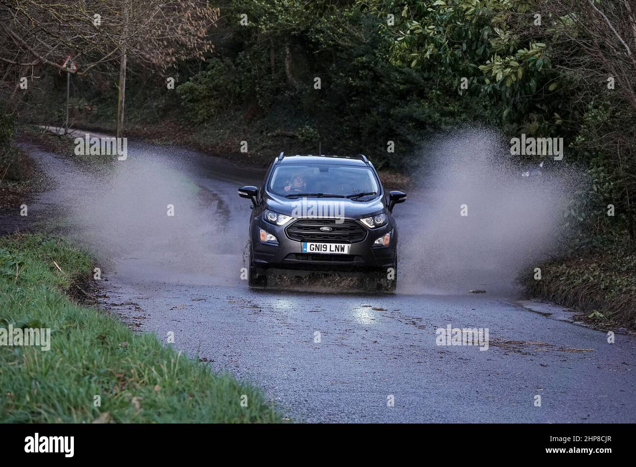 Tuesley Lane, Godalming. 19th febbraio 2022. L'inondazione di superficie dopo la tempesta Eunace ha continuato oggi attraverso le contee domestiche. Un veicolo attraversa l'acqua di Godalming a Surrey. Credit: james jagger/Alamy Live News Foto Stock