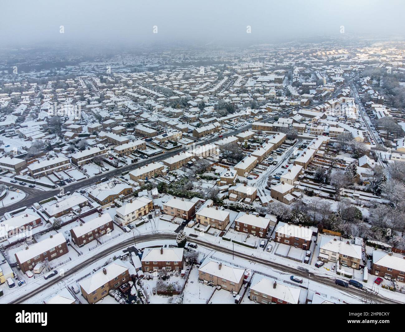 Vista aerea della tenuta Buttershaw council coperta di neve, Bradford, West Yorkshire, Regno Unito. 19th Feb 2022. Foto Stock