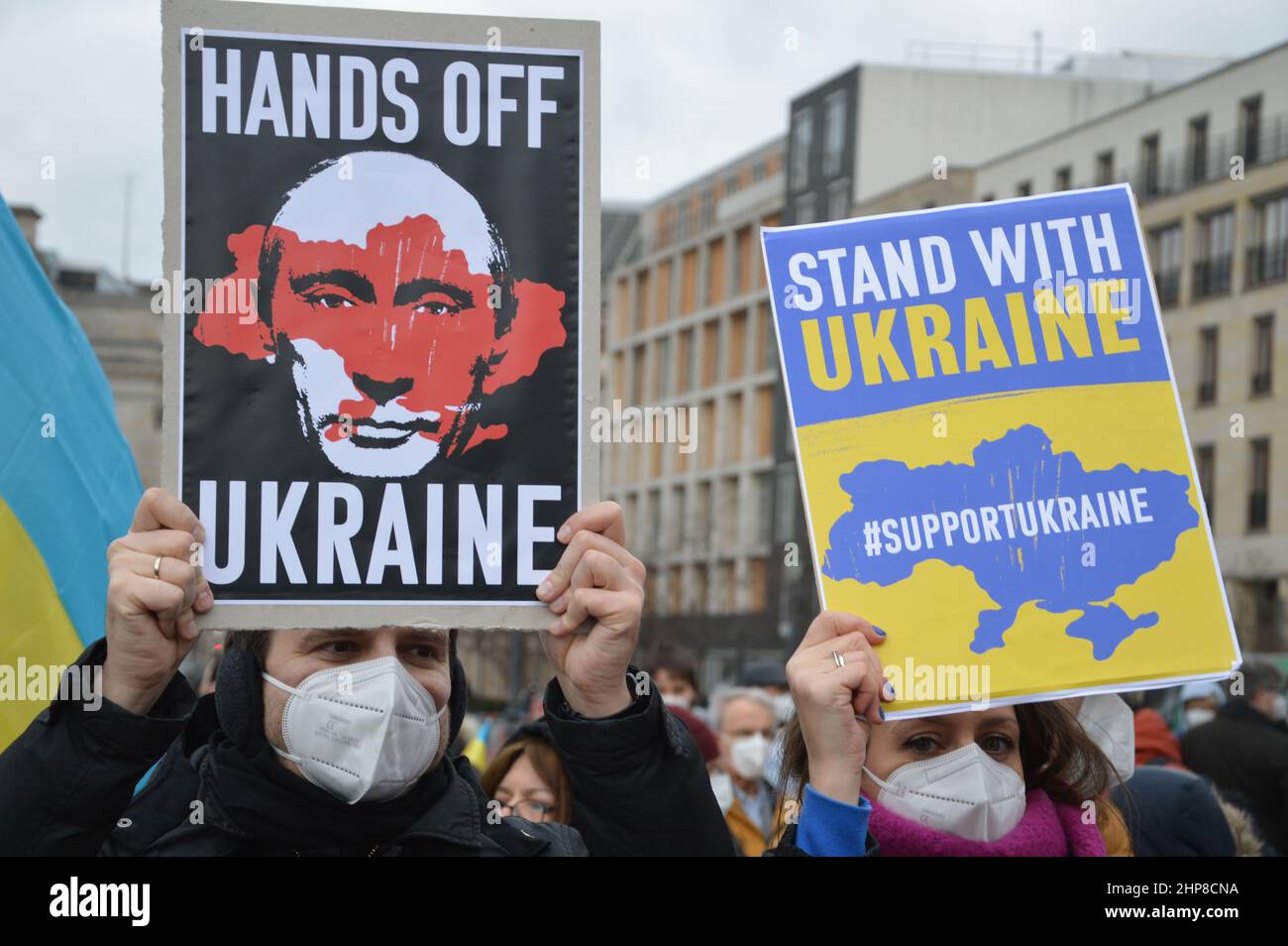 'Stand with Ukraine' - dimostrazione di fronte alla porta di Brandeburgo a Berlino, in Germania, a sostegno dell'indipendenza e della sovranità dell'Ucraina - 19 febbraio 2022. Foto Stock