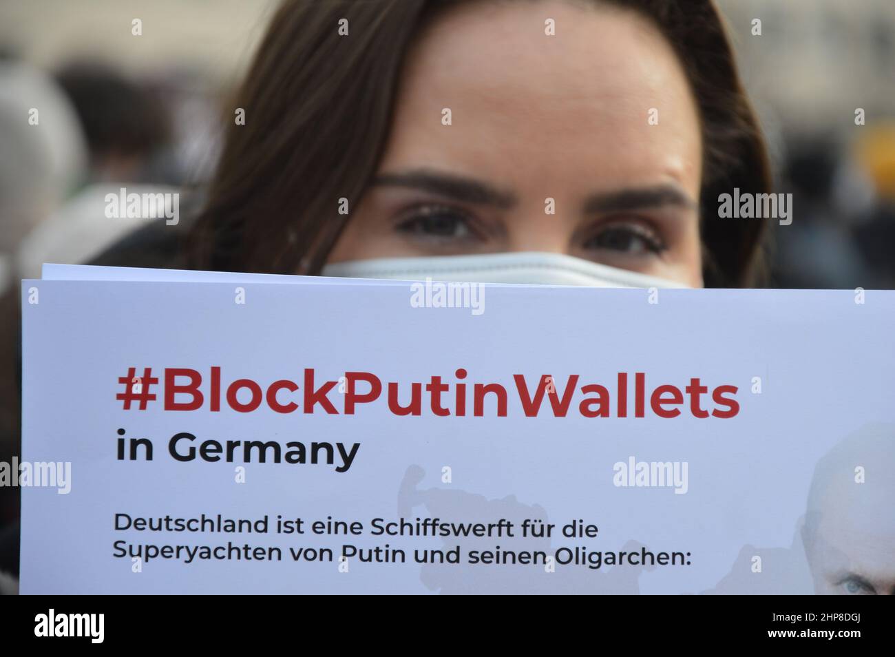 'Stand with Ukraine' - dimostrazione di fronte alla porta di Brandeburgo a Berlino, in Germania, a sostegno dell'indipendenza e della sovranità dell'Ucraina - 19 febbraio 2022. Foto Stock