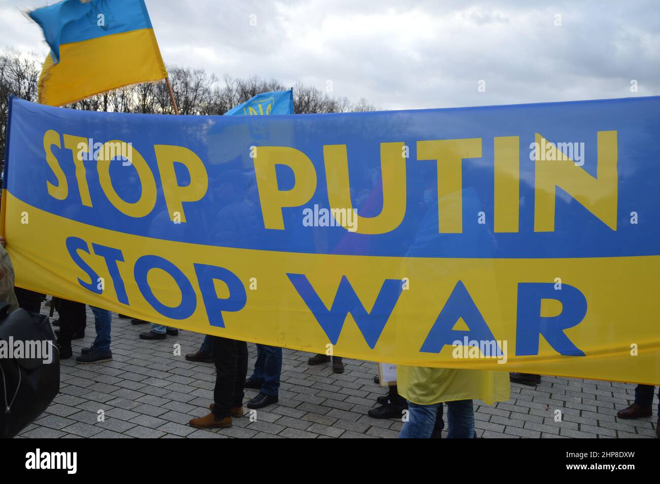 'Stand with Ukraine' - dimostrazione di fronte alla porta di Brandeburgo a Berlino, in Germania, a sostegno dell'indipendenza e della sovranità dell'Ucraina - 19 febbraio 2022. Foto Stock