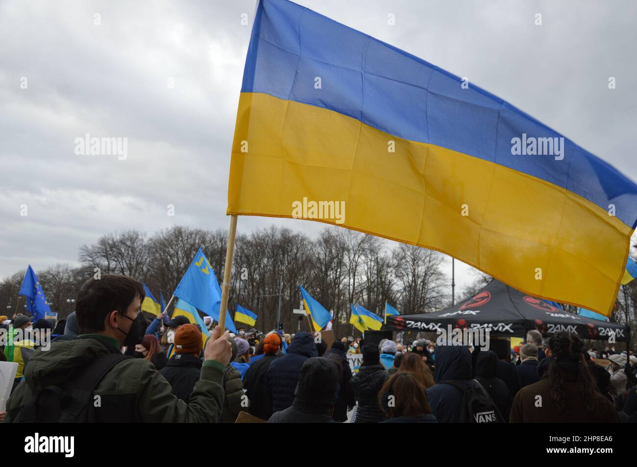 'Stand with Ukraine' - dimostrazione di fronte alla porta di Brandeburgo a Berlino, in Germania, a sostegno dell'indipendenza e della sovranità dell'Ucraina - 19 febbraio 2022. Foto Stock