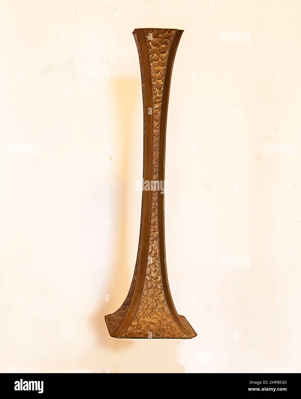 Wiener Wekstatte Brass Vase - forma del vaso attribuita al Moser Koloman Metal Work di Metal smith Stanislaus Teyc Foto Stock