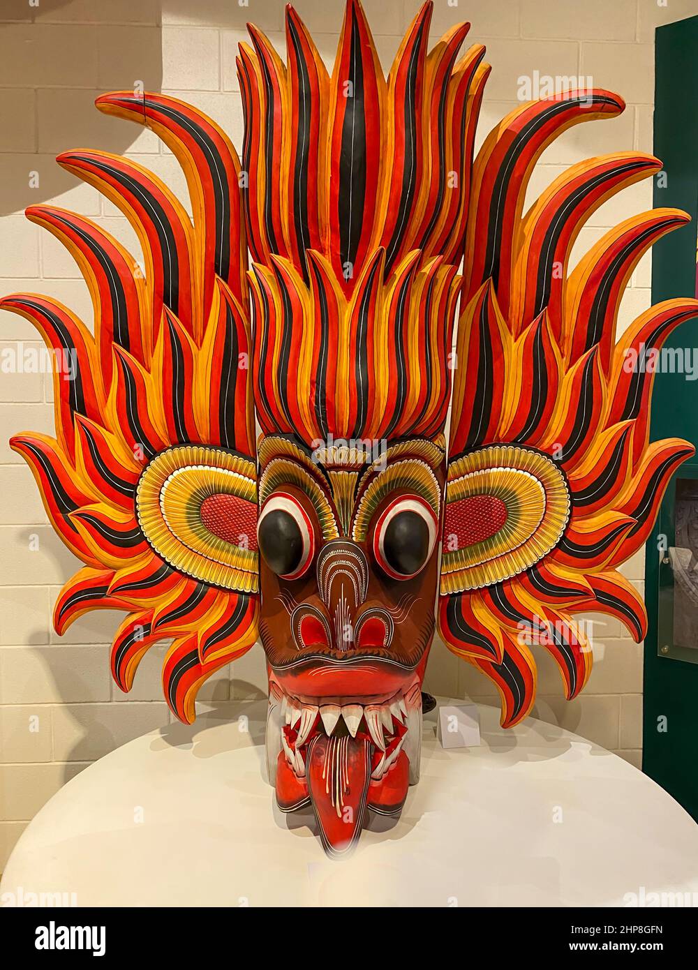 '1.30.2022 Dubai, Emirati Arabi Uniti - Sierra Leonne Tribal Mask riproduzione artistica delle tribù etniche all'interno di questa nazione africana. Foto Stock