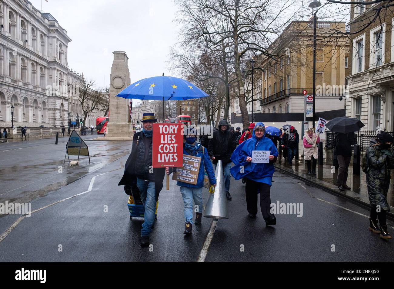 Londra, Regno Unito. 19th Febbraio, 2022. Protesta contro il primo ministro britannico Boris Johnson e il suo governo da parte del gruppo prende la democrazia. “Le bugie di Tory costano vite” è letto in segni multipli. Credito: Joao Daniel Pereira Foto Stock