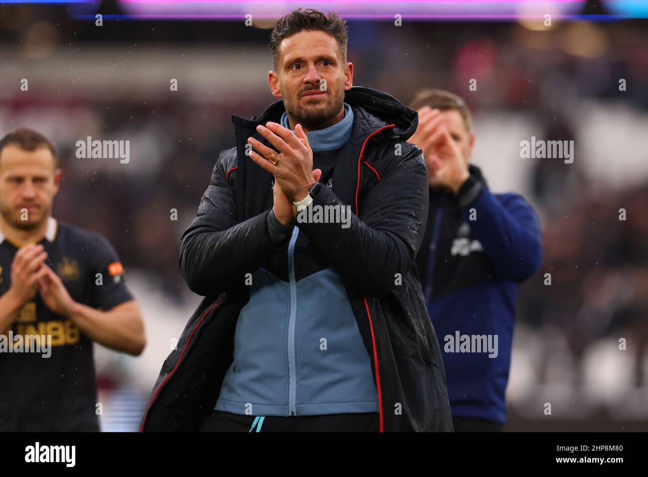 19th febbraio 2022; London Stadium, Londra, Inghilterra; Premier League football West Ham versus Newcastle; l'assistente manager del Newcastle United Jason Tindall celebra l'estrazione del 1-1 Foto Stock