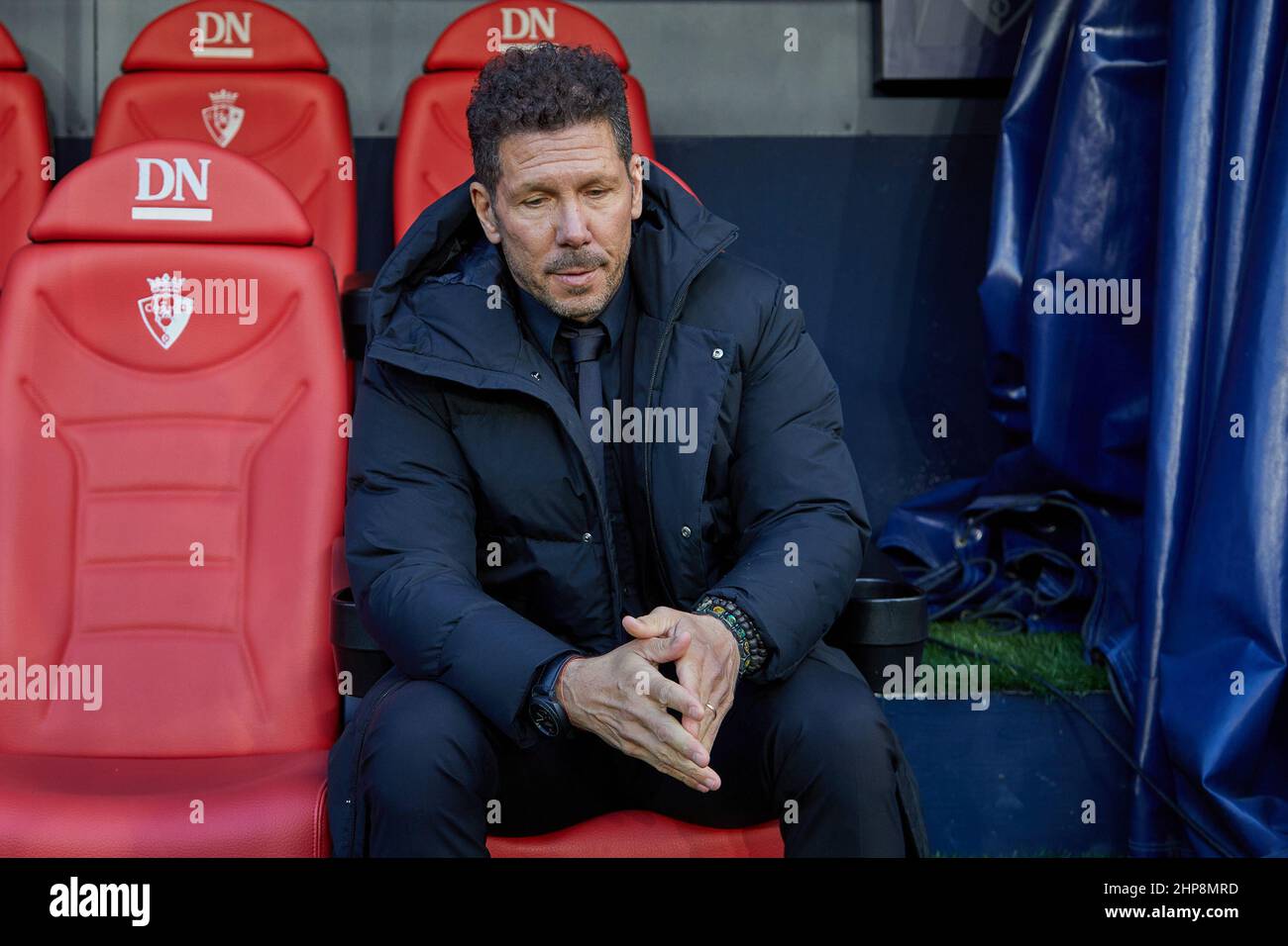 Diego Pablo Simeone, allenatore di Atletico de Madrid, seduto in panchina durante la partita la Liga Santander tra CA Osasuna y Club Atletico de Madrid (0-3) all'Estadio El Sadar di Pamplona, Spagna. Credit: Iñigo Alzugaray/Alamy Live News Foto Stock