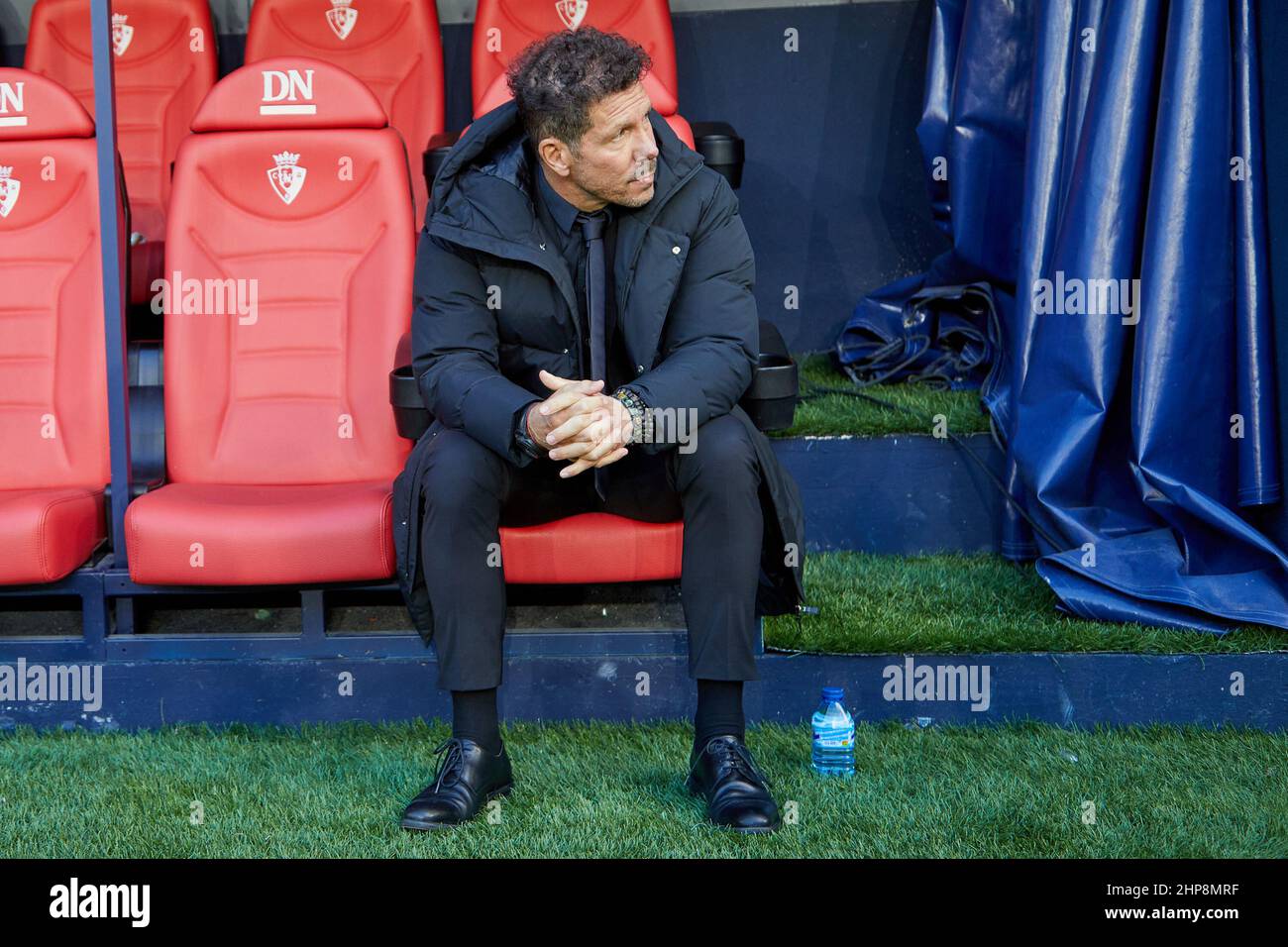 Diego Pablo Simeone, allenatore di Atletico de Madrid, seduto in panchina durante la partita la Liga Santander tra CA Osasuna y Club Atletico de Madrid (0-3) all'Estadio El Sadar di Pamplona, Spagna. Credit: Iñigo Alzugaray/Alamy Live News Foto Stock