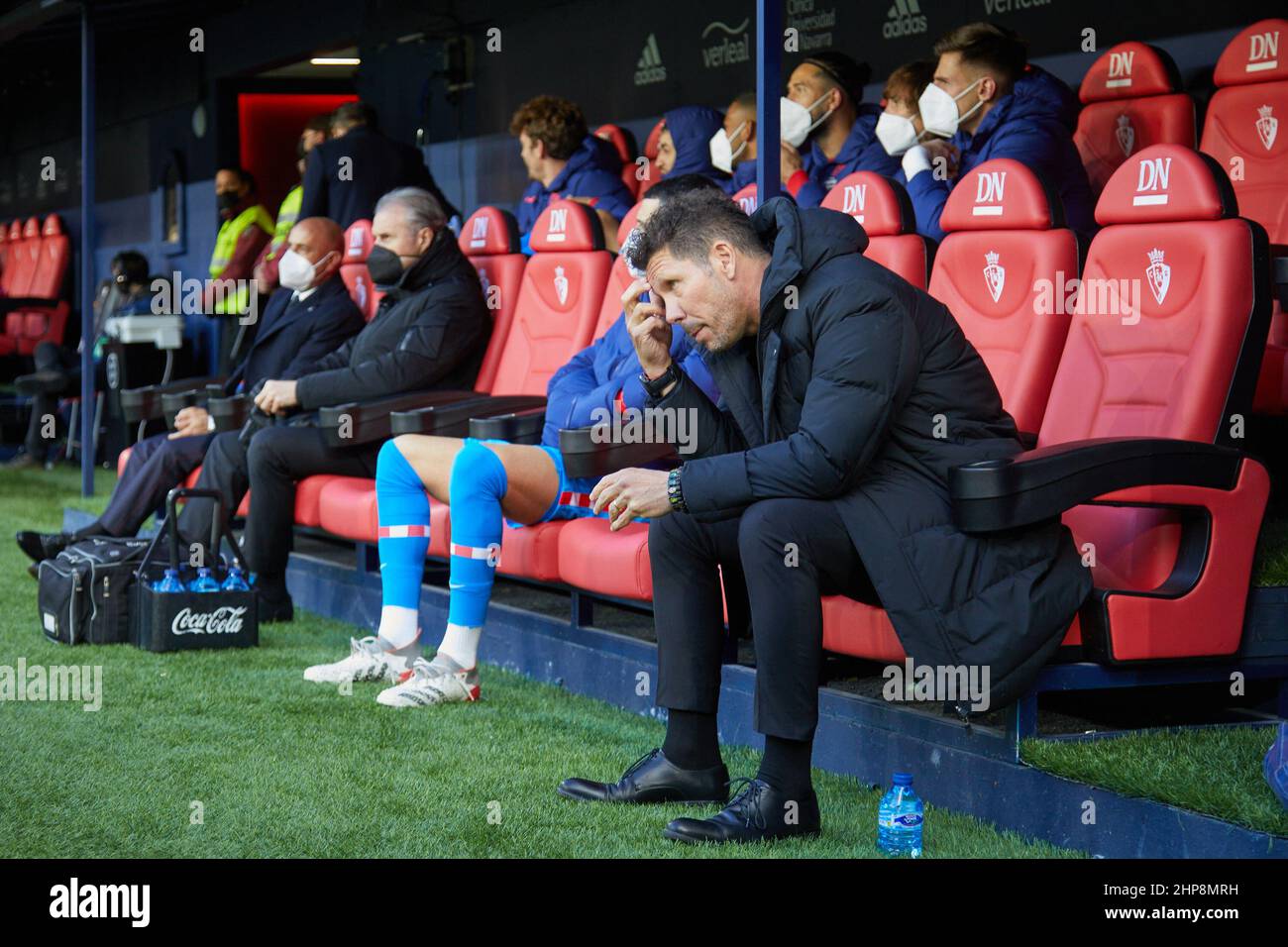 Diego Pablo Simeone, allenatore di Atletico de Madrid, seduto in panchina durante la partita la Liga Santander tra CA Osasuna y Club Atletico de Madrid (0-3) all'Estadio El Sadar di Pamplona, Spagna. Credit: Iñigo Alzugaray/Alamy Live News Foto Stock