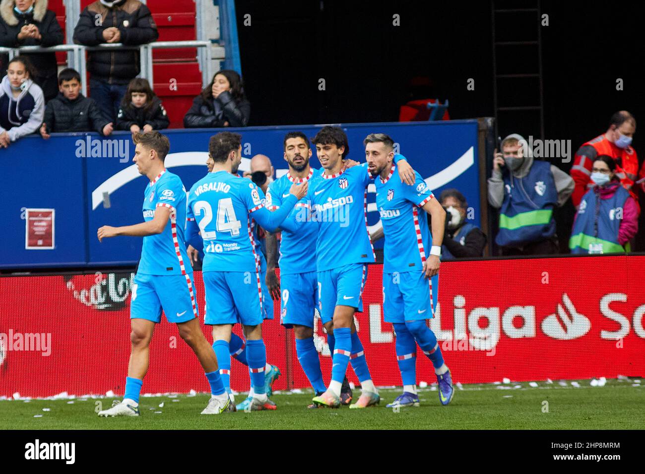 I giocatori di Atletico de Madrid festeggiano il gol segnato da Joao Felix durante la partita la Liga Santander tra CA Osasuna y Club Atletico de Madrid (0-3) all'Estadio El Sadar di Pamplona, Spagna. Credit: Iñigo Alzugaray/Alamy Live News Foto Stock