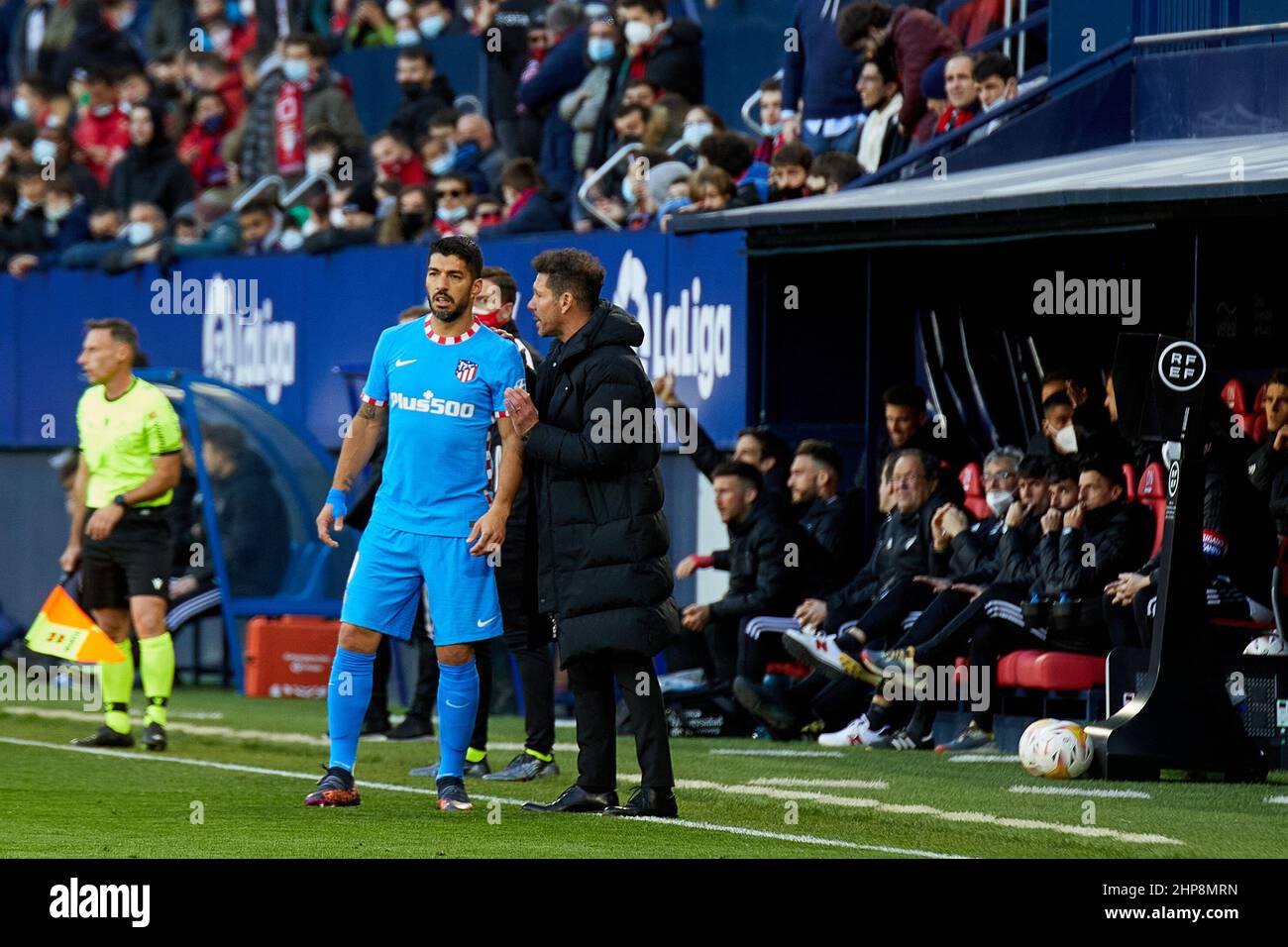 Diego Pablo Simeone, allenatore di Atletico de Madrid, dà istruzioni a Luis Suarez durante la partita la Liga Santander tra CA Osasuna y Club Atletico de Madrid (0-3) all'Estadio El Sadar di Pamplona, Spagna. Credit: Iñigo Alzugaray/Alamy Live News Foto Stock