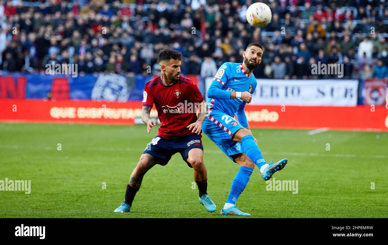 Carrasco (Atletico Madrid) contesta una palla con Ruben Garcia (Osasuna) durante la partita la Liga Santander tra CA Osasuna y Club Atletico de Madrid (0-3) all'Estadio El Sadar di Pamplona, Spagna. Credit: Iñigo Alzugaray/Alamy Live News Foto Stock