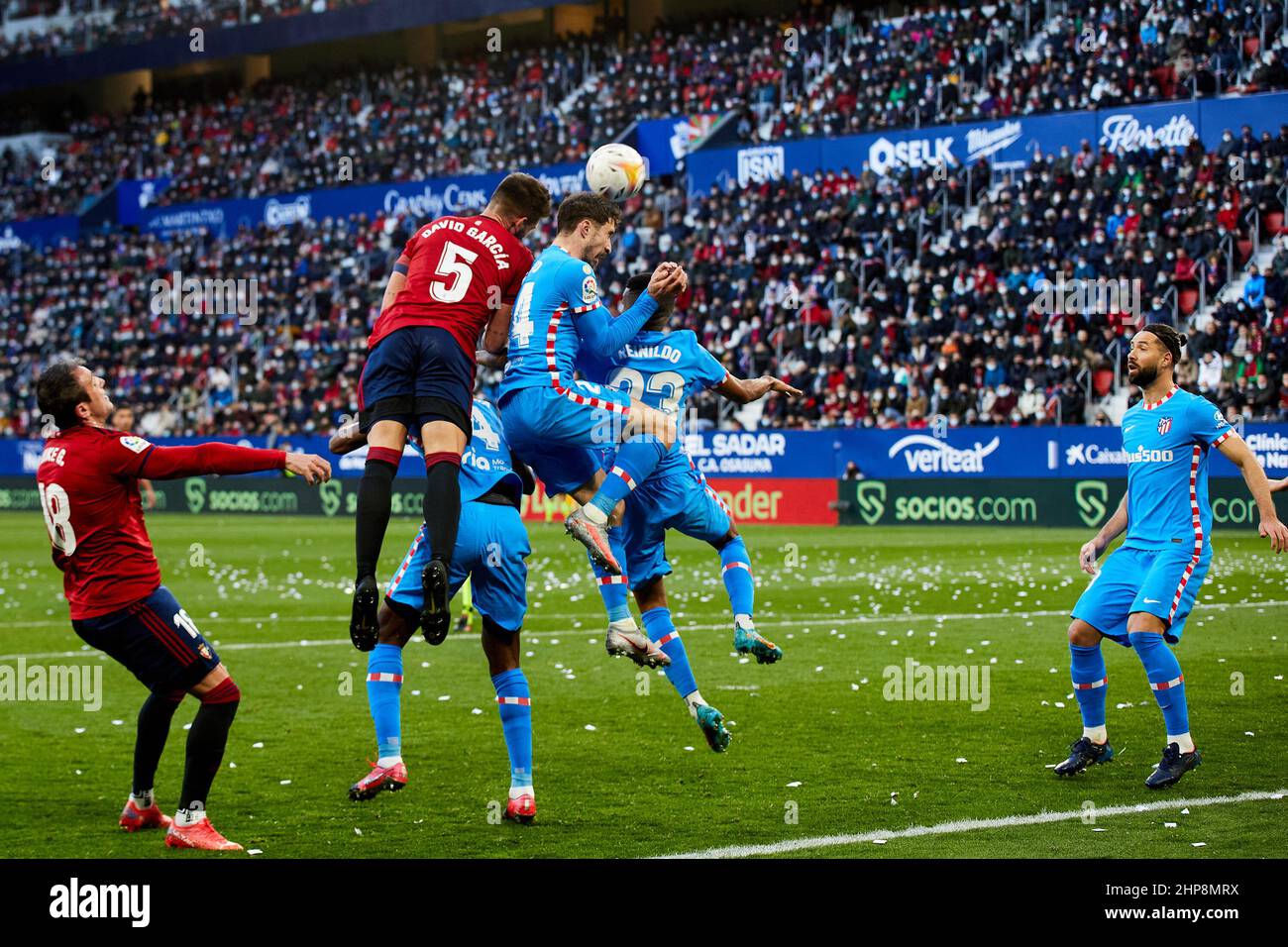 Vrsaljko (Atletico Madrid) contesta una palla con David Garcia (Osasuna) durante la partita la Liga Santander tra CA Osasuna y Club Atletico de Madrid (0-3) all'Estadio El Sadar di Pamplona, Spagna. Credit: Iñigo Alzugaray/Alamy Live News Foto Stock