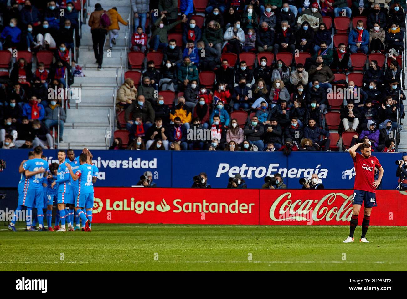 I giocatori di Atletico de Madrid festeggiano il gol segnato da Correa durante la partita la Liga Santander tra CA Osasuna y Club Atletico de Madrid (0-3) all'Estadio El Sadar di Pamplona, Spagna. Credit: Iñigo Alzugaray/Alamy Live News Foto Stock
