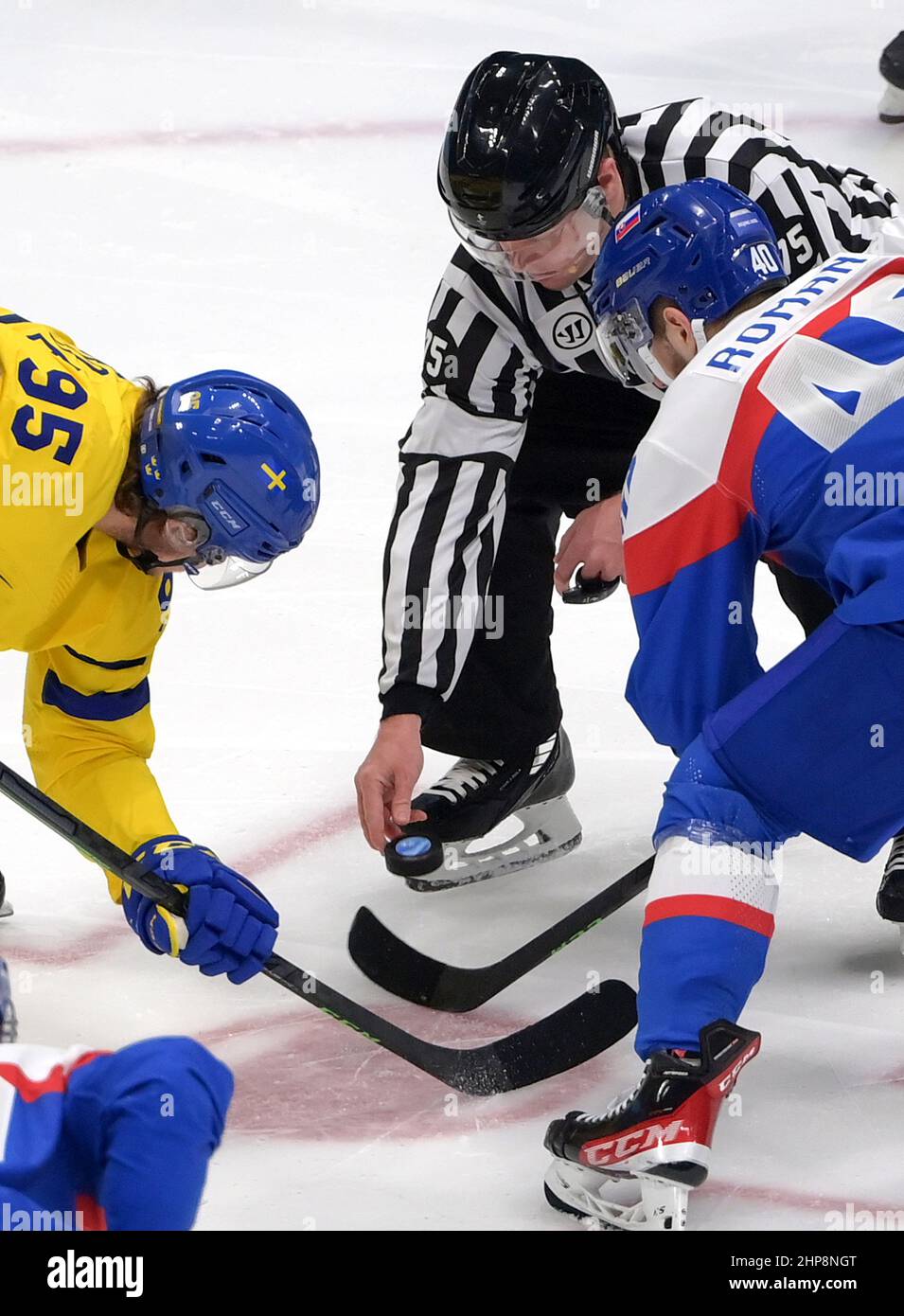 Pechino, Cina. 19th Feb 2022. Jacob de la Rose (L) di Svezia vies con Milos Roman di Slovacchia durante la partita di medaglia di bronzo degli uomini di hockey su ghiaccio di Pechino 2022 Olimpiadi invernali tra la Svezia e la Slovacchia al National Indoor Stadium di Pechino, capitale della Cina, 19 febbraio 2022. Credit: Li An/Xinhua/Alamy Live News Foto Stock