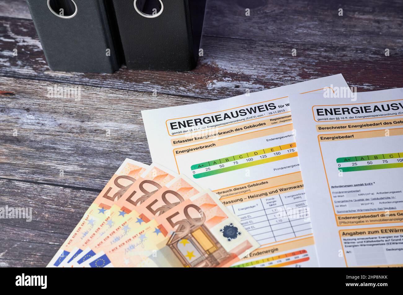 Certificato energetico tedesco per edifici residenziali con banconote da 50 euro Foto Stock