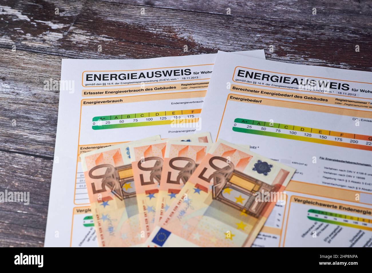 Certificato energetico tedesco per edifici residenziali con banconote da 50 euro Foto Stock