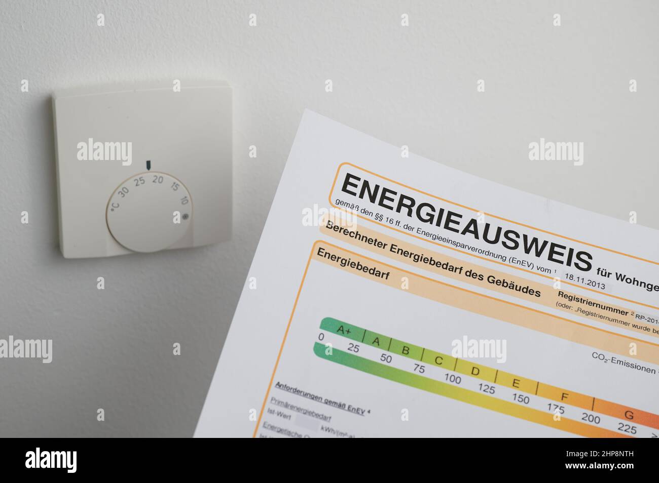 Certificato energetico tedesco per edifici residenziali oltre a un controllore di riscaldamento Foto Stock