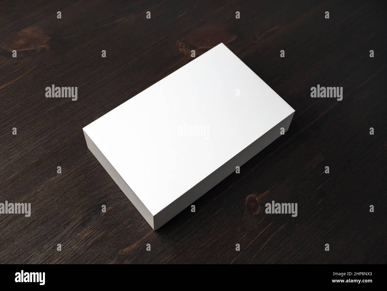 Scatola bianca vuota mockup su sfondo di legno. Foto Stock