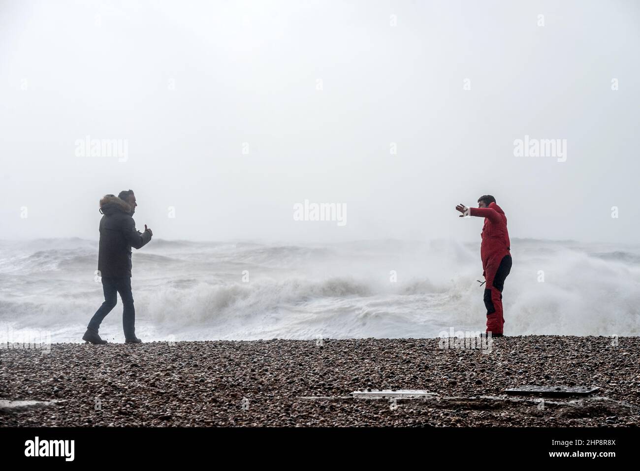 Brighton, febbraio 18th 2022: Un membro della Brighton Beach Patrol che chiede a qualcuno di scendere dalla spiaggia a causa della natura pericolosa di Storm Eunice hi Foto Stock