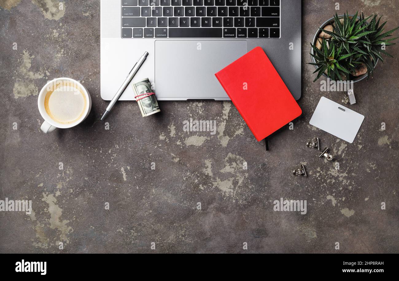 Forniture per laptop e ufficio su sfondo concreto. Concetto di shopping online. Disposizione piatta. Foto Stock