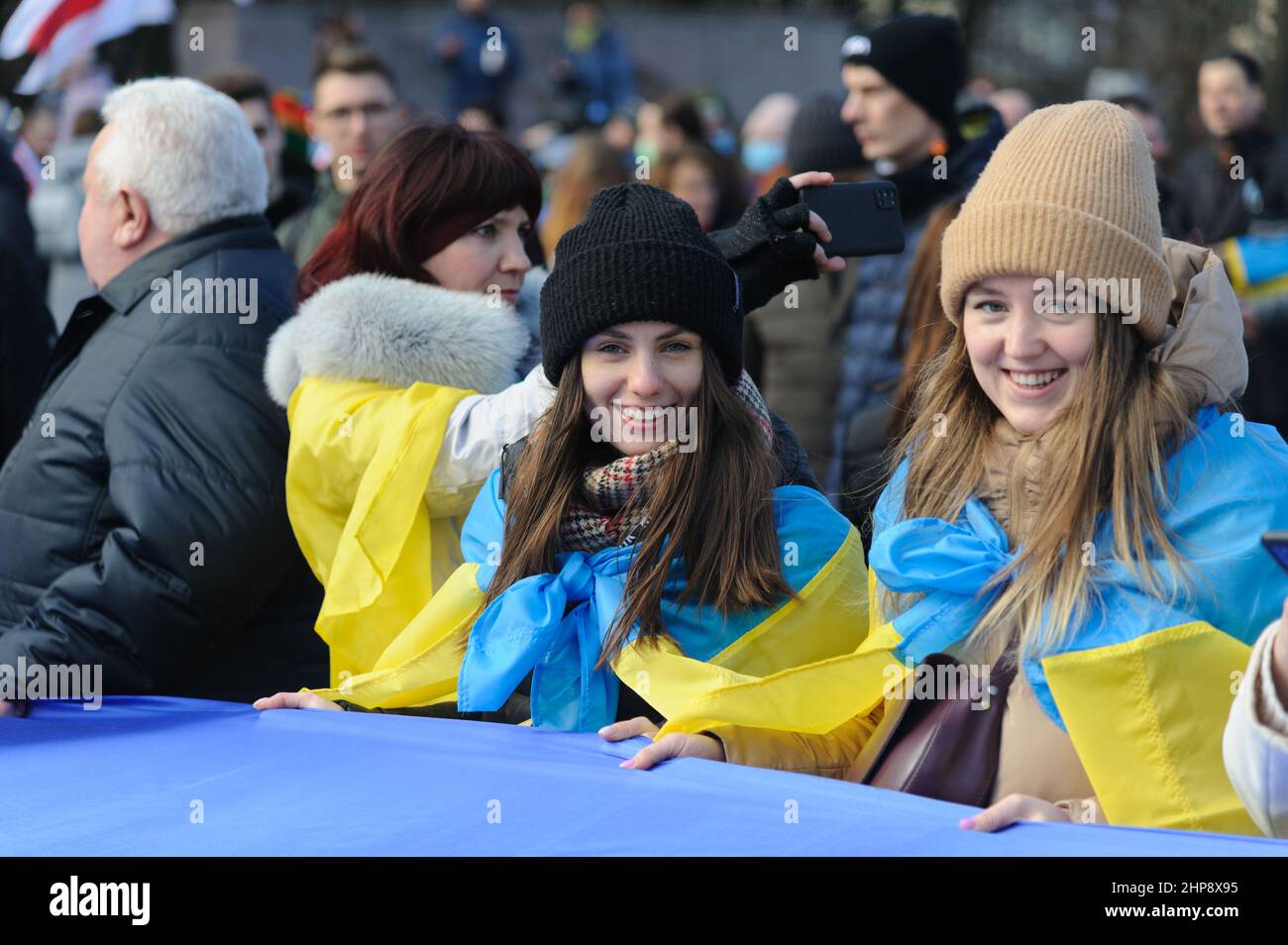 Lviv, Ucraina, 19 febbraio 2022. Le donne ucraine coperte di bandiera ucraina partecipano alla marcia dell'unità per l'Ucraina nel centro di Lviv, tra le tensioni sul confine Ucraina-Russia. Foto Stock