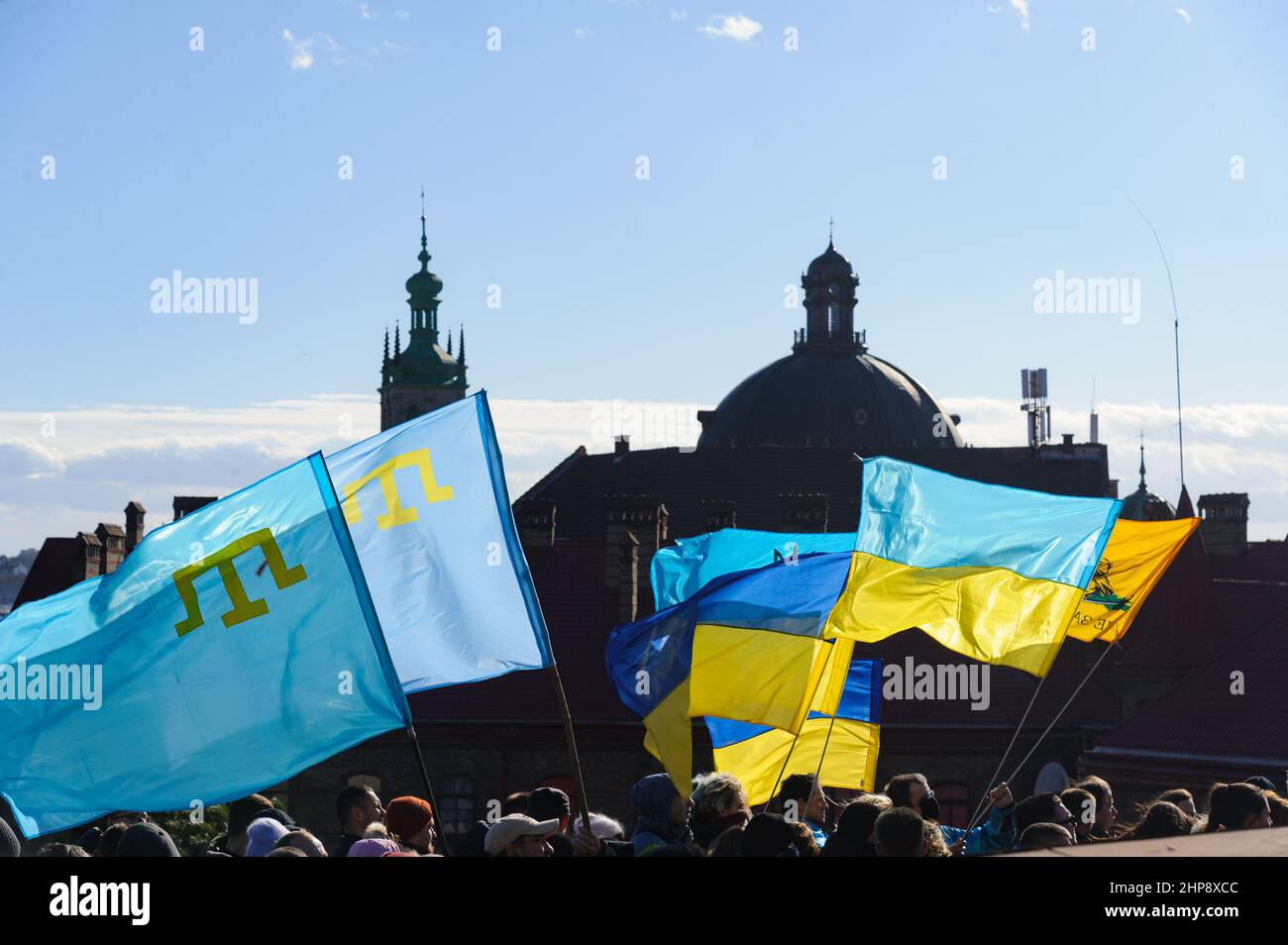 Lviv, Ucraina, 19 febbraio 2022. Bandiera Ucraina e Tatar della Crimea durante la marcia dell'unità per l'Ucraina nel centro di Lviv, tra le tensioni sul confine Ucraina-Russia. Foto Stock