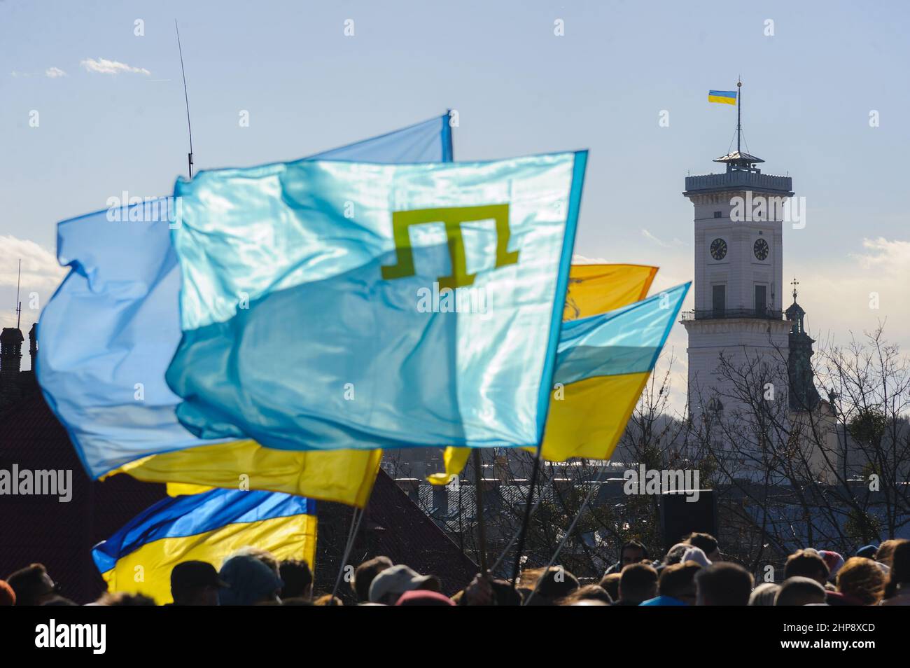 Lviv, Ucraina, 19 febbraio 2022. Bandiera Ucraina e Tatar della Crimea durante la marcia dell'unità per l'Ucraina nel centro di Lviv, tra le tensioni sul confine Ucraina-Russia. Foto Stock