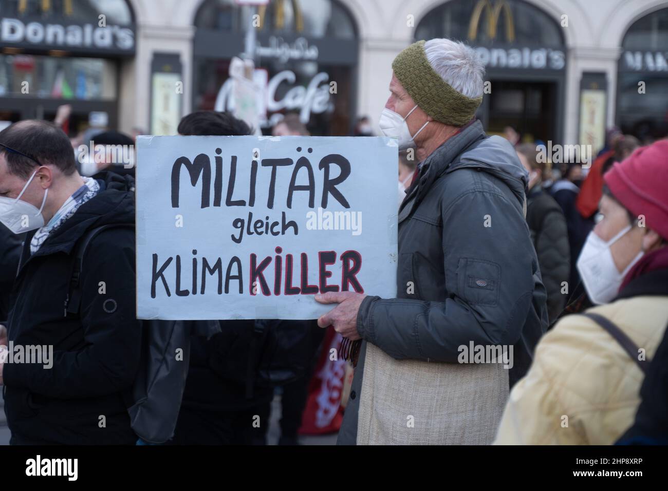 Monaco di Baviera, Germania. 19th Feb 2022. Partecipante con segno „militare uguale killer climatico“. Il 19 febbraio 2022, migliaia di partecipanti si sono riuniti per manifestare contro la Conferenza sulla sicurezza di Monaco. (Foto di Alexander Pohl/Sipa USA) Credit: Sipa USA/Alamy Live News Foto Stock