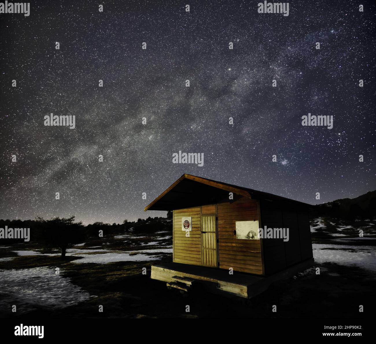 nightscape montagna capanna legno via lattiginosa cielo scuro Foto Stock
