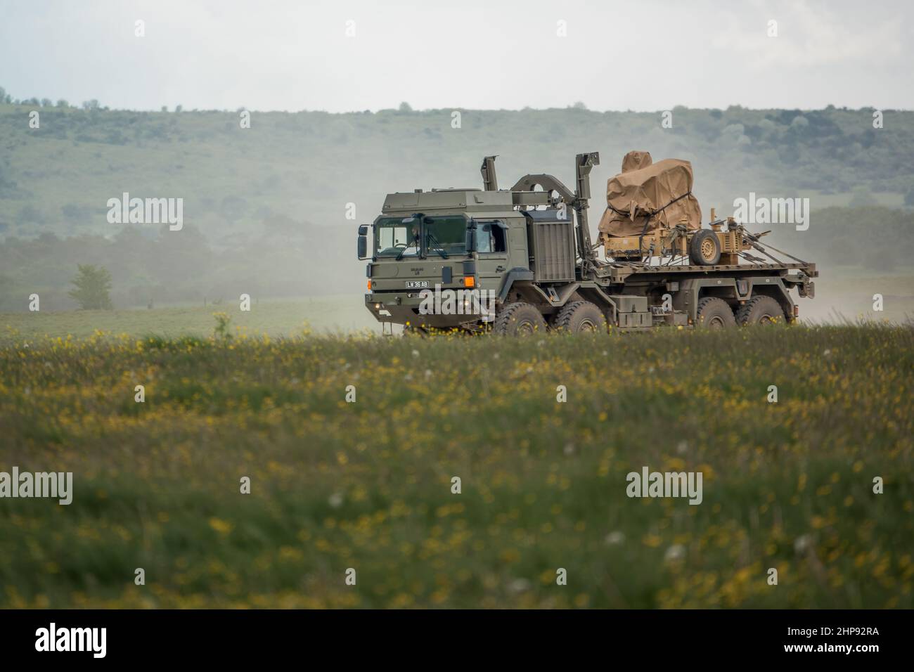 Esercito britannico MAN HX77 SV 8x8 EPLS Heavy Utility Truck in azione su un esercizio militare Foto Stock