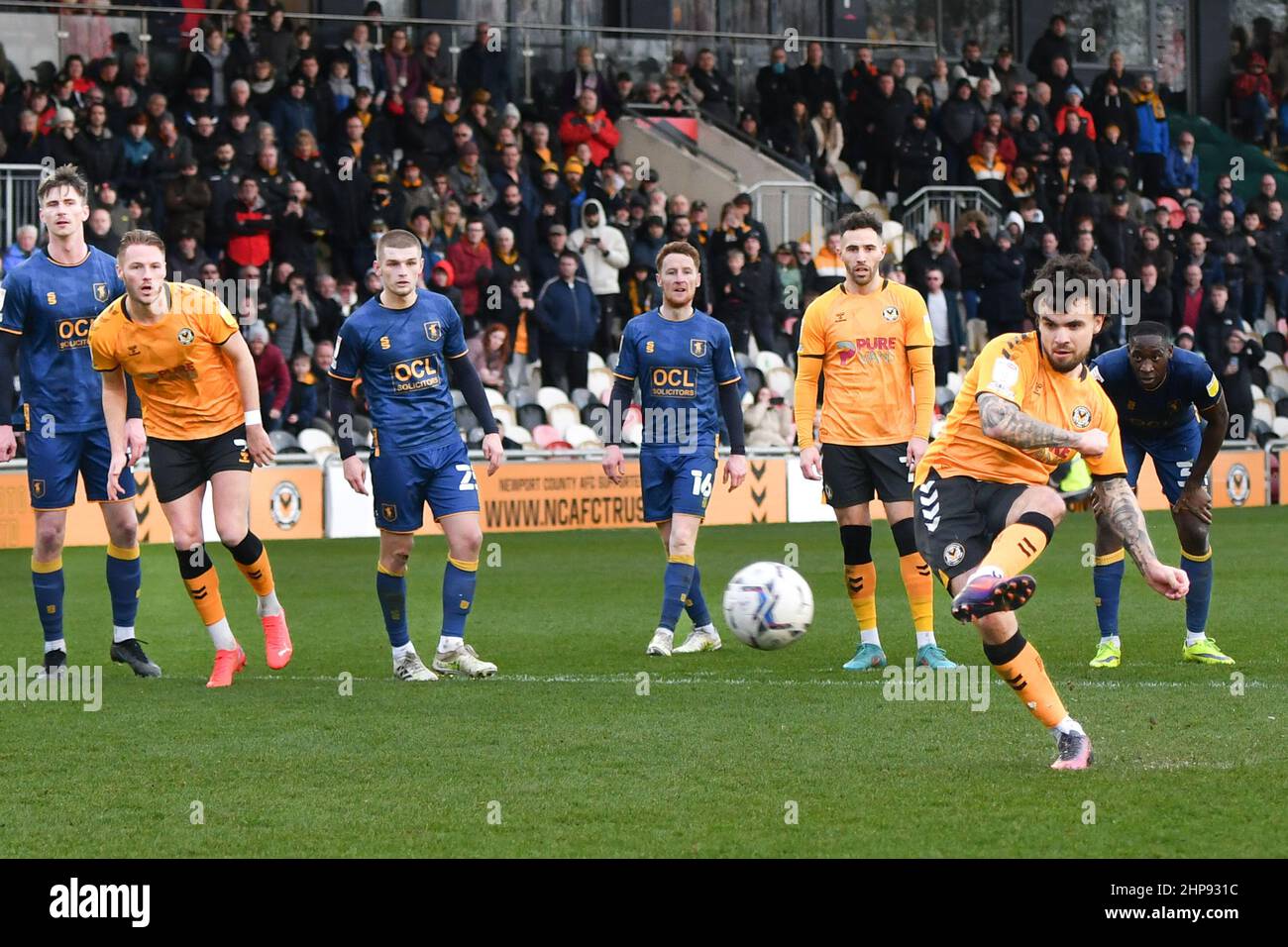 Newport, Regno Unito. 19th Feb 2022. Dom Telford della contea di Newport segna il suo obiettivo di squadra 1st dal punto di rigore. EFL Football League Two Match, Newport County contro Mansfield Town alla Rodney Parade di Newport, Galles sabato 19th febbraio 2022. Questa immagine può essere utilizzata solo a scopo editoriale. solo per uso editoriale, licenza richiesta per uso commerciale. pic by Credit: Andrew Orchard SPORTS photography/Alamy Live News Foto Stock