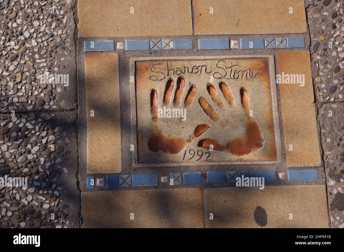 Cannes, Francia: Stampe a mano di pietra di Sharon nella AllÃ des Ã CinÃ sur toiles du, o Passerella delle Stelle, al Palais de Festival Foto Stock