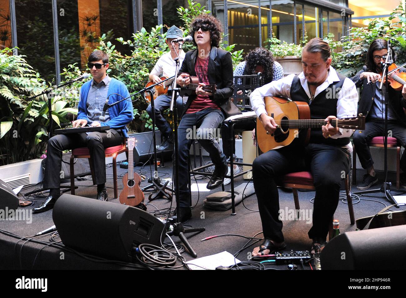 Milano Italia 2012-07-16: Vetrina dell'LP della cantante americana, Laura Pergolizzi, all'Hotel Manin Foto Stock