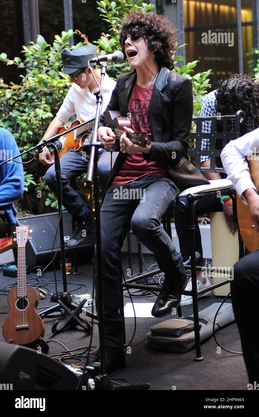 Milano Italia 2012-07-16: Vetrina dell'LP della cantante americana, Laura Pergolizzi, all'Hotel Manin Foto Stock