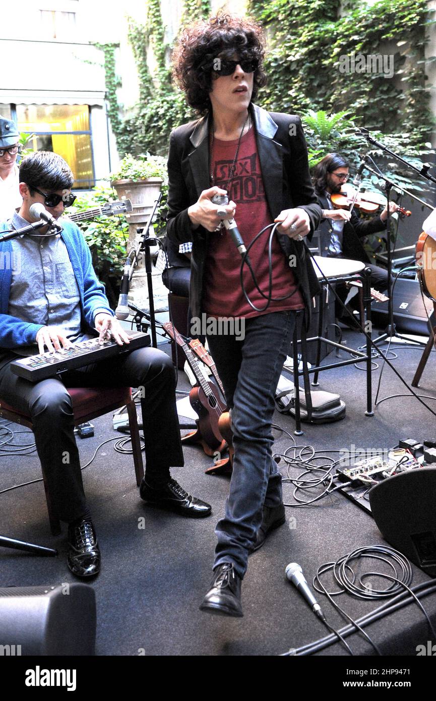 Milano Italia 2012-07-16: Vetrina dell'LP della cantante americana, Laura Pergolizzi, all'Hotel Manin Foto Stock