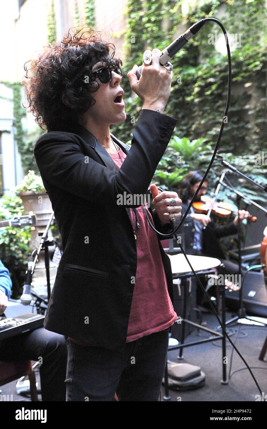 Milano Italia 2012-07-16: Vetrina dell'LP della cantante americana, Laura Pergolizzi, all'Hotel Manin Foto Stock