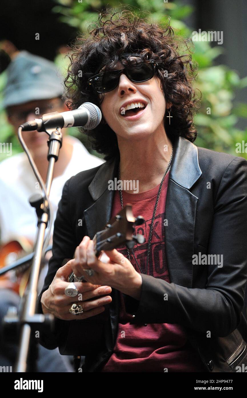 Milano Italia 2012-07-16: Vetrina dell'LP della cantante americana, Laura Pergolizzi, all'Hotel Manin Foto Stock