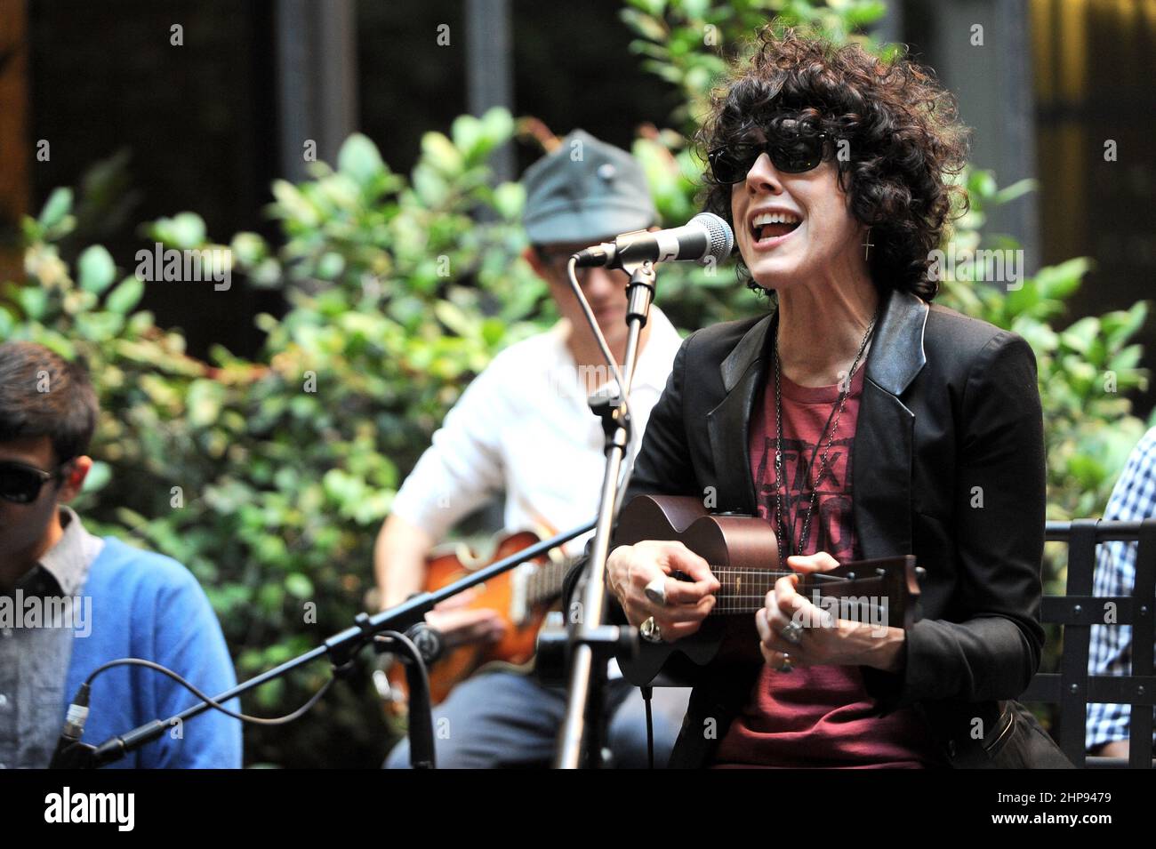 Milano Italia 2012-07-16: Vetrina dell'LP della cantante americana, Laura Pergolizzi, all'Hotel Manin Foto Stock
