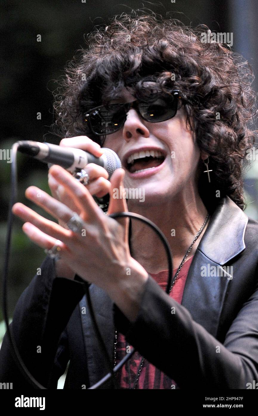 Milano Italia 2012-07-16: Vetrina dell'LP della cantante americana, Laura Pergolizzi, all'Hotel Manin Foto Stock
